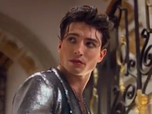 В серебряном пиджаке и на каблуках: Эзра Миллер снялся в рекламе тонального средства