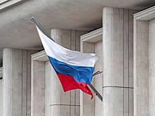 Россиянин забрал себе флаг со здания прокуратуры и поплатился