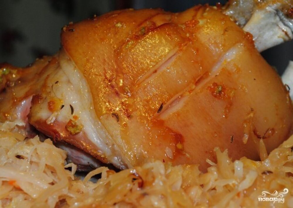 Запеченная рулька айсбан. Рулька по баварски с квашеной капустой. Рулька с капустой. Рулька по баварски с квашеной капустой. Рулька с капустой в рукаве.