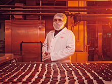 «Работа у меня такая — конфеты пробовать». Сотрудник «Красного Октября» — о любимом шоколаде, коллегах и зарплате