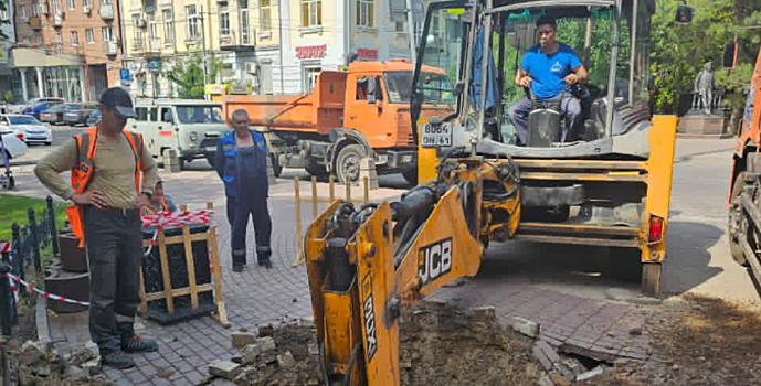 В Ростове на улице Пушкинской произошел прорыв водопровода