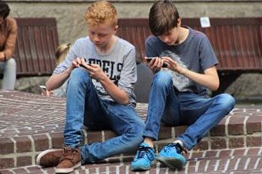 В КБР поддержали идею ограничить использование смартфонов в школах