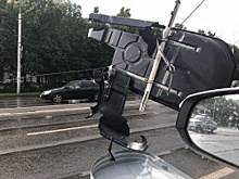 В Уфе оборвавшийся электропровод сорвал багажник с крыши авто