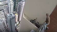 Не для слабонервных: руфер снял видео экстремальных гонок по перилам небоскреба в Гонконге 18+