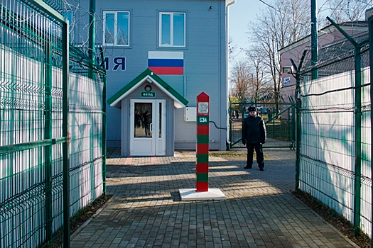 Россиянка разбила пять бутылок виски и оскорбила таможенников в Ивангороде