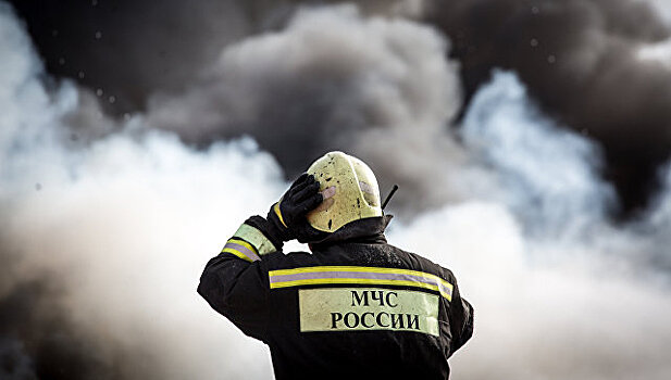 В Симферополе на складах рядом с вокзалом начался сильный пожар