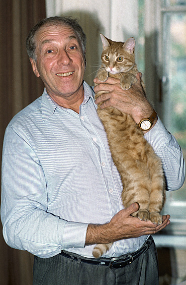 Юрский со своим котом по кличке Соус, 1995 год