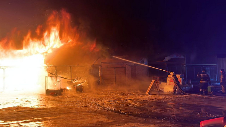 Пожар в торговом комплексе под Екатеринбургом потушили