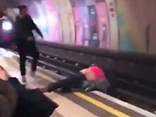 Дерущиеся пьяные мужчины рухнули на рельсы метро перед прибытием поезда: видео