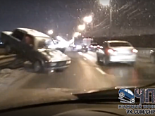 Автомобиль застрял на отбойнике в Нижнем Новгороде (видео)