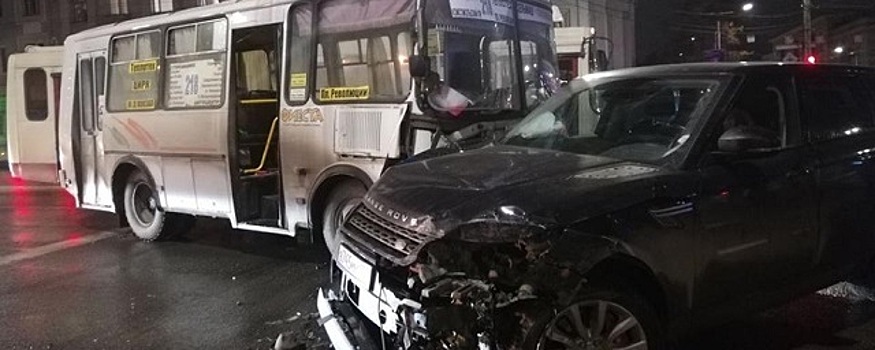 В Челябинске нашли водителя Range Rover, сбежавшего с места массового ДТП с маршруткой