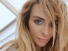 Мини-шорты, повязка на голове: Катерина Варнава устроила зажигательные танцы дома в одежде в стиле 90-х
