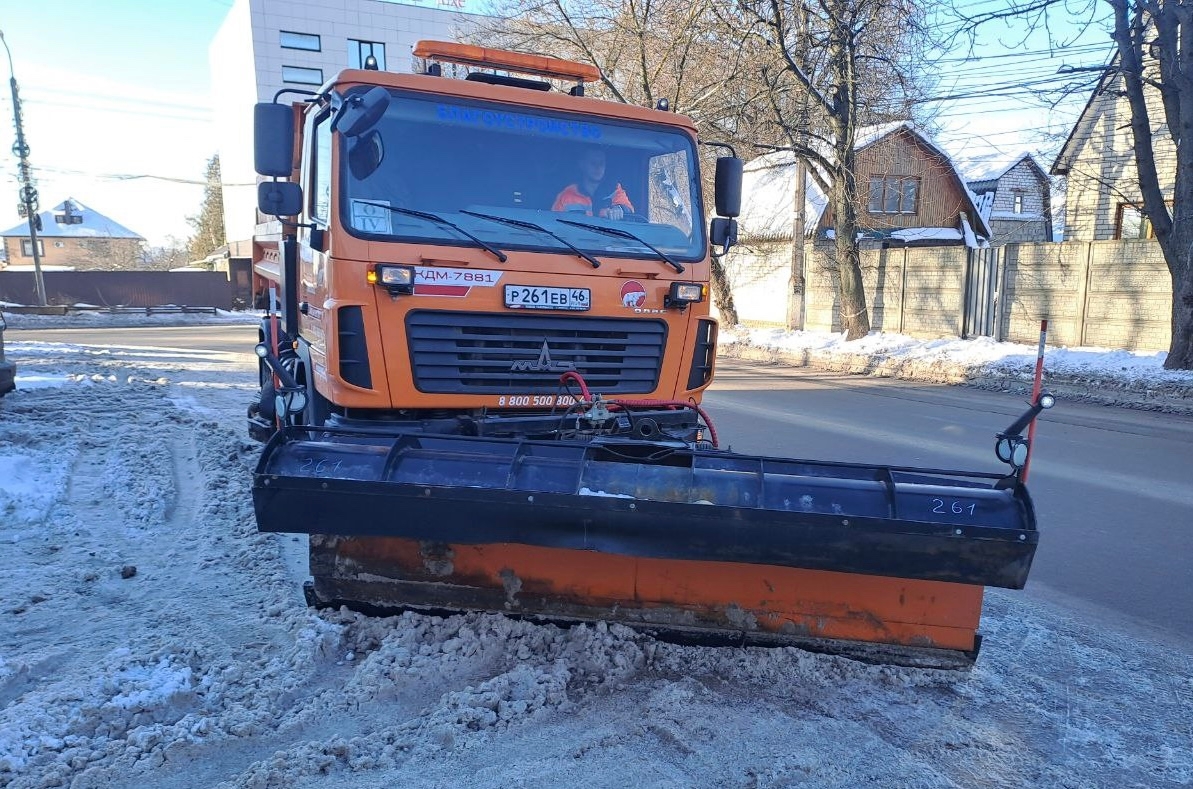 В Курске расчистили от снега улицы Ломакина и Карла Маркса