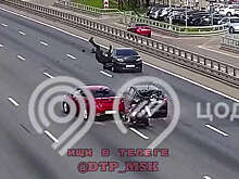На МКАД на видео попало, как мотоциклист на скорости врезался в автомобиль
