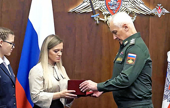 Белоусов вручил звезду Героя России семье офицера, погибшего в Курской области