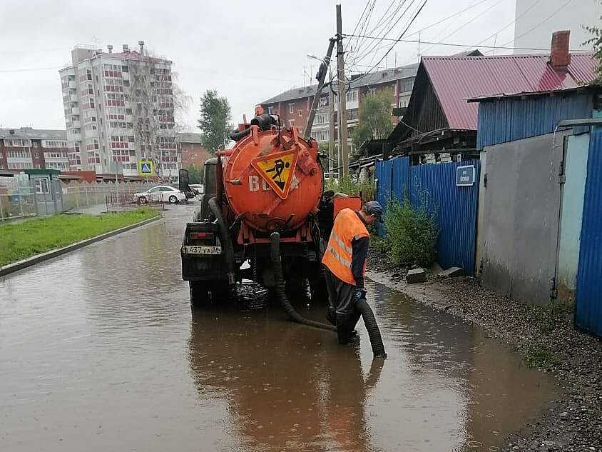 В Иркутске коммунальные службы устраняют последствия грозы и сильного дождя