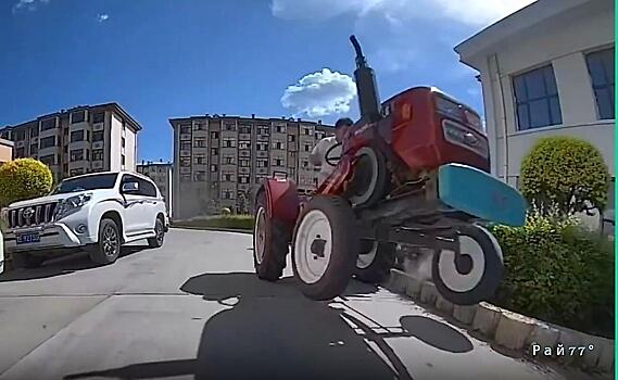 Минитрактор чудом не врезался в автомобиль