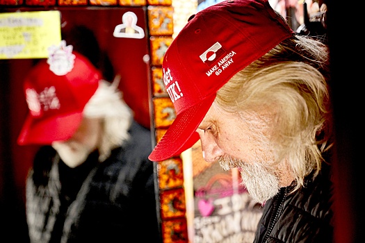 Жители Гренландии раскупили антиамериканскую версию кепки MAGA