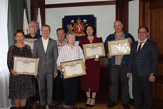 Депутат Зяблицев вручил грамоты свердловского Заксобрания сотрудникам "Пневмостроймашины"