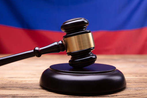 Суд: жительницу СПб арестовали за попытку поджога избиркома коктейлем Молотова