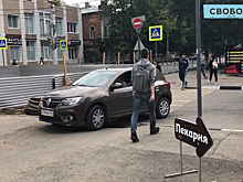 Несмотря на перекрытие Рахова водители продолжают объезжать ее по тротуару