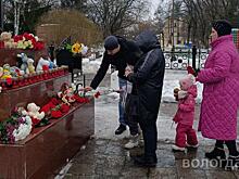 «Мне никогда не было так больно»: вологжане продолжают приносить цветы к поклонному кресту
