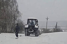 ГИБДД оштрафовала тракториста, который прокатил на веревке сноубордиста