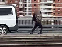 В Улан-Удэ на видео попала драка мужчины и женщины на каблуках