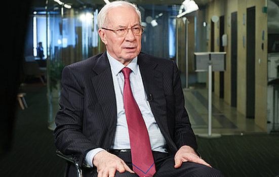 Азаров: Зеленский подбирает на место Ермака своего человека