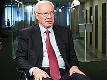 Азаров: Зеленский подбирает на место Ермака своего человека