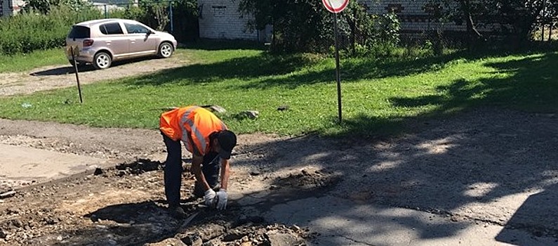 В деревне Новопокровское устанавливают «лежачих полицейских»