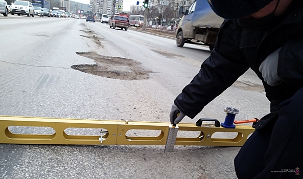 В Волгограде ГИБДД проверила состояние дороги на мосту через ВДСК