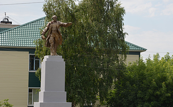 Помолодевший памятник Куйбышеву занял постоянное место