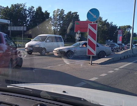 На Бердском шоссе собралась двухкилометровая пробка из-за ДТП