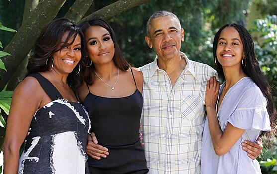 55-летняя Мишель Обама показала выросших красавицами дочек на новой семейной фотографии