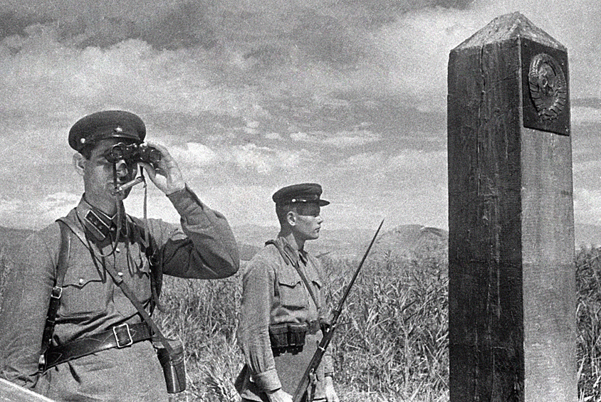 Советские пограничники несут службу на границе с Турцией, 1940.