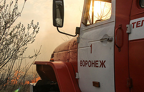 В Воронеже загорелся ангар с пиломатериалами