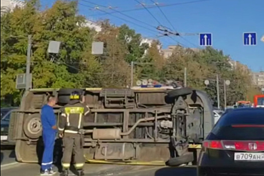 Скорая помощь перевернулась в результате аварии возле ж/д станции
