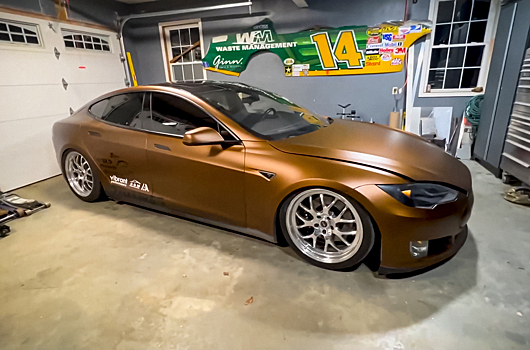 Видео: Tesla Model S оборудовали бензиновым V8 от Chevrolet Camaro