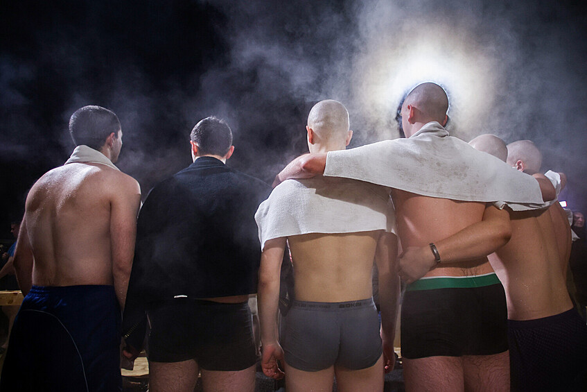 Мужчины во время крещенских купаний на территории главного храма Вооруженных сил России в Московской области, 19 января 2026 года