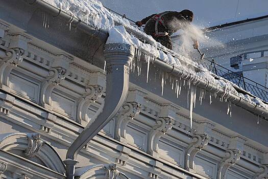 В российском городе дворник повис на проводах после чистки снега на крыше
