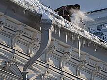 В российском городе дворник повис на проводах после чистки снега на крыше