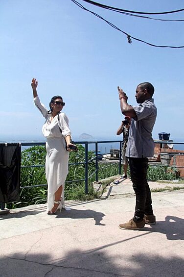 Рэппер Канье Уэст фоткает свою жену Ким Кардашьян в Бразилии в 2013 году.