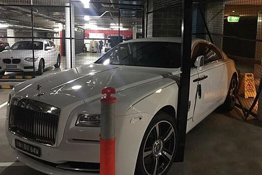 Владелец Rolls-Royce Wraith построил для машины клетку И врезался в нее