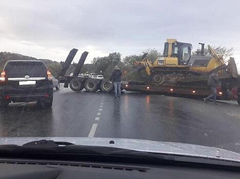 И пусть весь мир подождет: еще одно ДТП с участием длинномера произошло в Приморье
