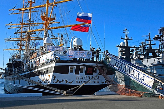 Дипломаты и соотечественники из РФ встретили в Китае с караваями фрегат "Паллада"