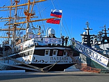 Дипломаты и соотечественники из РФ встретили в Китае с караваями фрегат "Паллада"