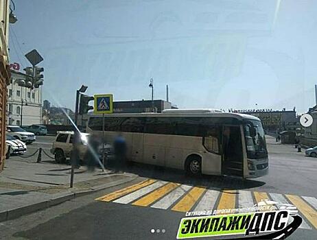 Туристический автобус и иномарка заблокировали проезд в центре Владивостока