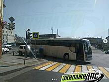 Туристический автобус и иномарка заблокировали проезд в центре Владивостока