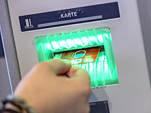 В России хотят сильно урезать срок действия банковских карт для иностранцев. Почему и на сколько